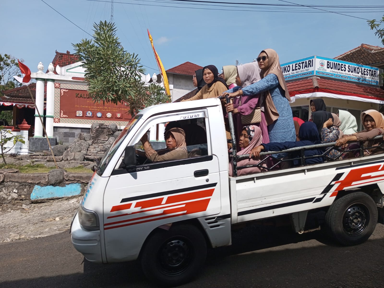 Warga Kalurahan Girisuko Kapanewon Panggang Gunungkidul sedang naik mobil pikap.