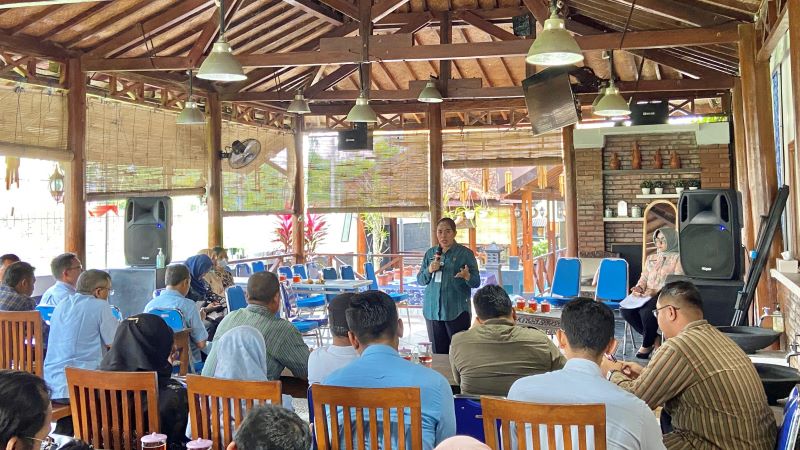 Kepala BPKPAD Bantul Istirul Widilastuti memberikan pengarahan kepada dukuh se-Bantul terkait program penghapusan PBB P2 lahan pertanian basah.