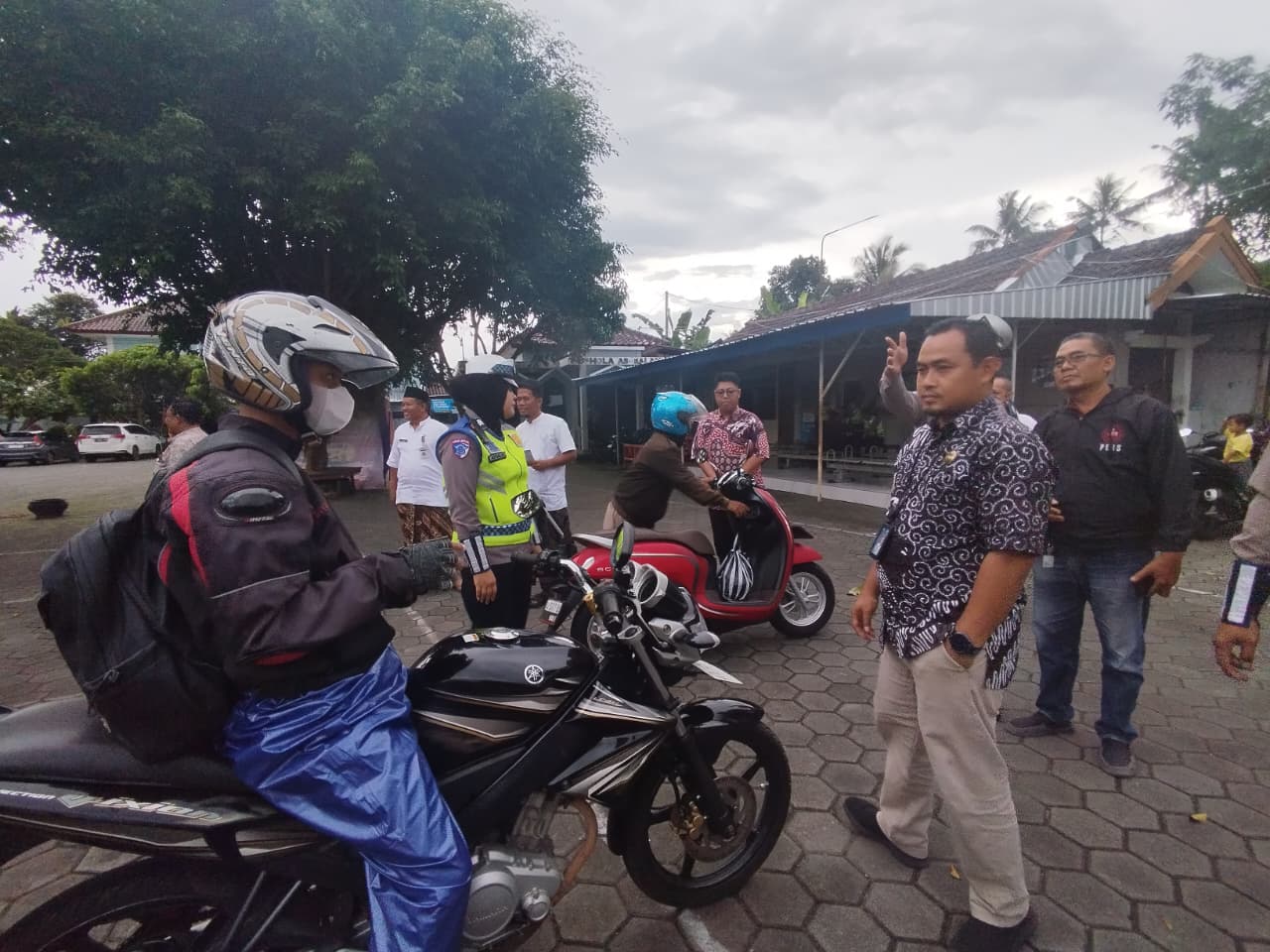 Petugas kepolisian saat menjaring para pelanggar lalu lintas selama Operasi Zebra Candi.&nbsp;