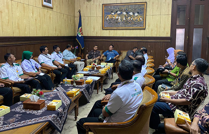 DENGARKAN ASPIRASI: Ketua DPRD DIY Nuryadi (baju biru) menerima audiensi Serikat Pekerja PT JTT di ruang transit DPRD DIY.
