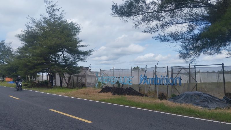 ANTISIPASI: Lahan pasir di pantai selatan Bantul menggunakan shade net untuk mengurangi hama Selasa (25/11).