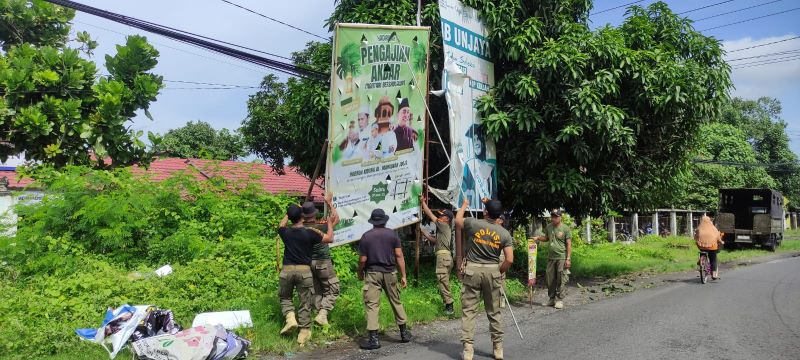 PENERTIBAN: Satpol PP Bantul sedang menertibkan spanduk di Kapanewon Sedayu Senin (24/11)