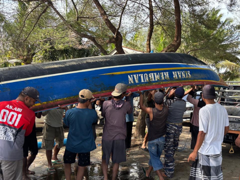 Warga bergotong-royong mengevakuasi perahu nelayan yang sempat terbalik setelah dihantam ombak perairan Desa Taggulangin, Kecamata Klirong. (Dokumentasi Polres Kebumen)