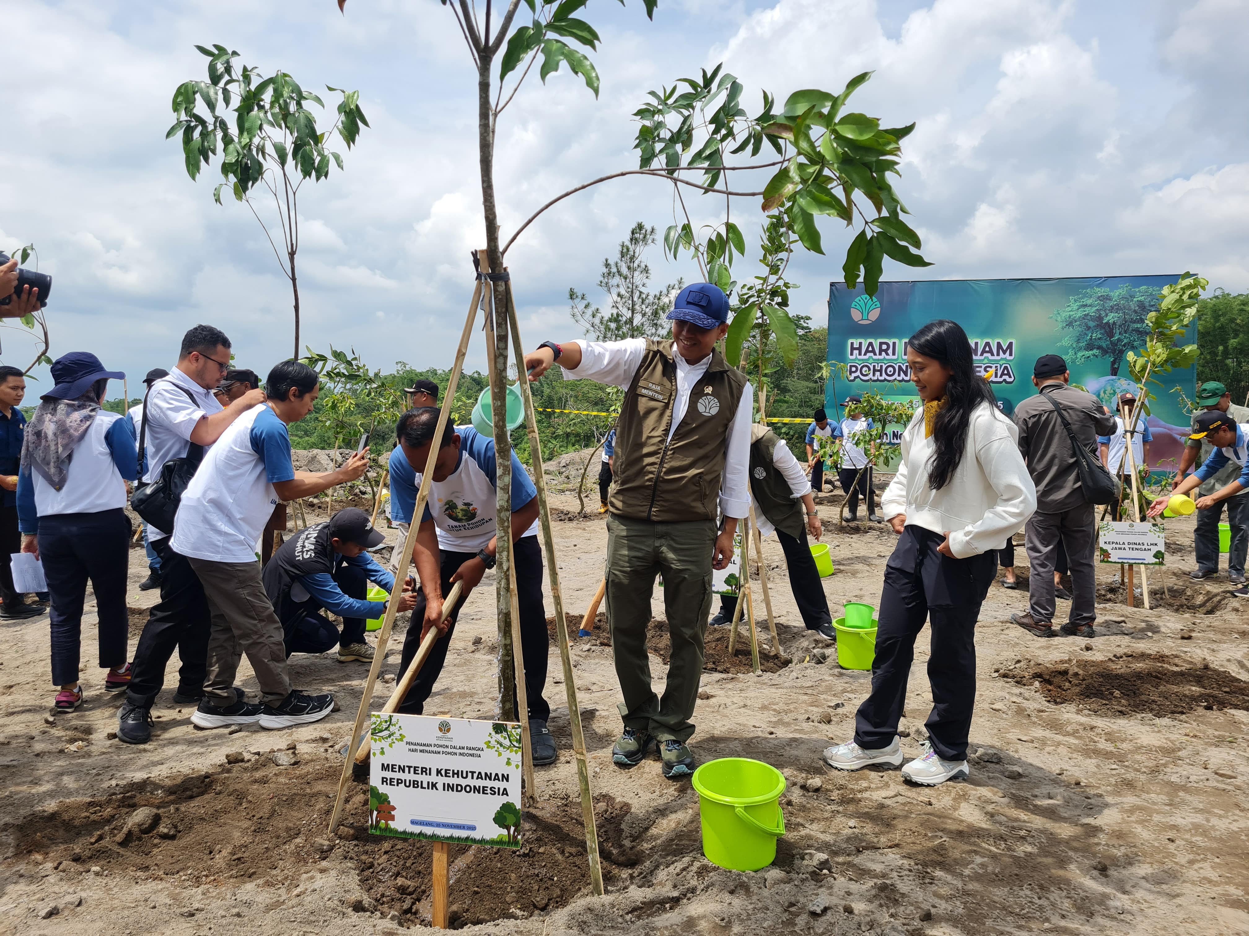 Menteri Kehutanan RI bersama Ketua Komisi IV DPR RI beserta jajarannya saat melakukan penanaman bibit pohon di kawasan Taman Nasional Gunung Merapi, Selasa (25/11).  &nbsp;