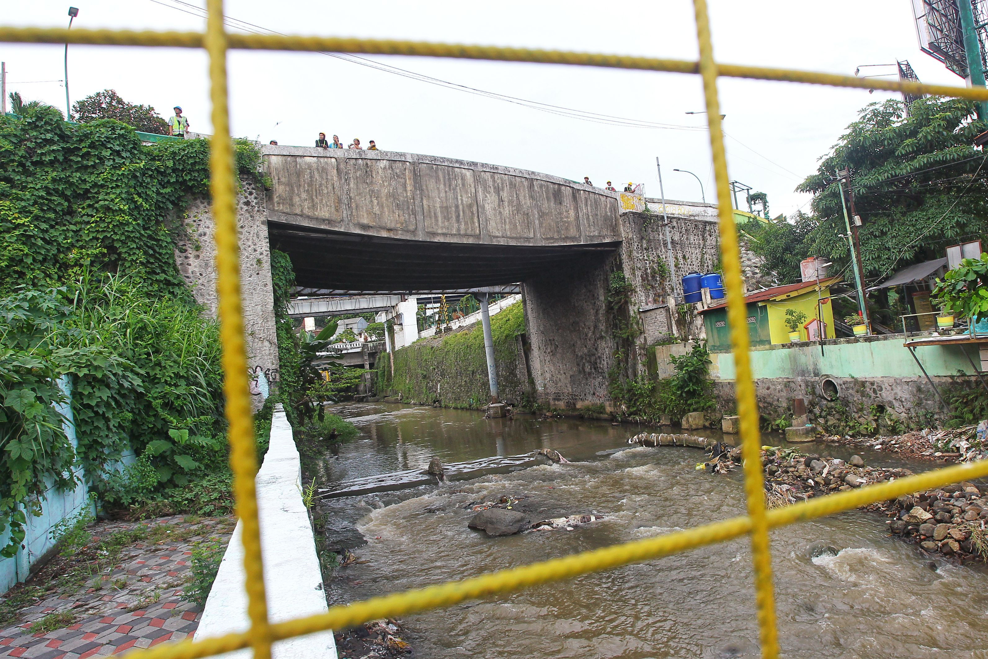 Pekerja melintas di atas Jembatan Kewek, Kota Jogja Selasa (24/11). DPUPKP Kota Jogja berencana membangun ulang Jembatan Kewek karena tingkat kerusakannya sudah parah