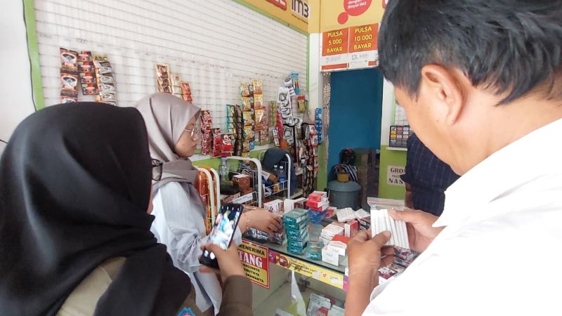 TEMUAN: Personel Satpol PP dan Bea Cukai Jogjakarta menemukan rokok noncukai yang diperjualbelikan.