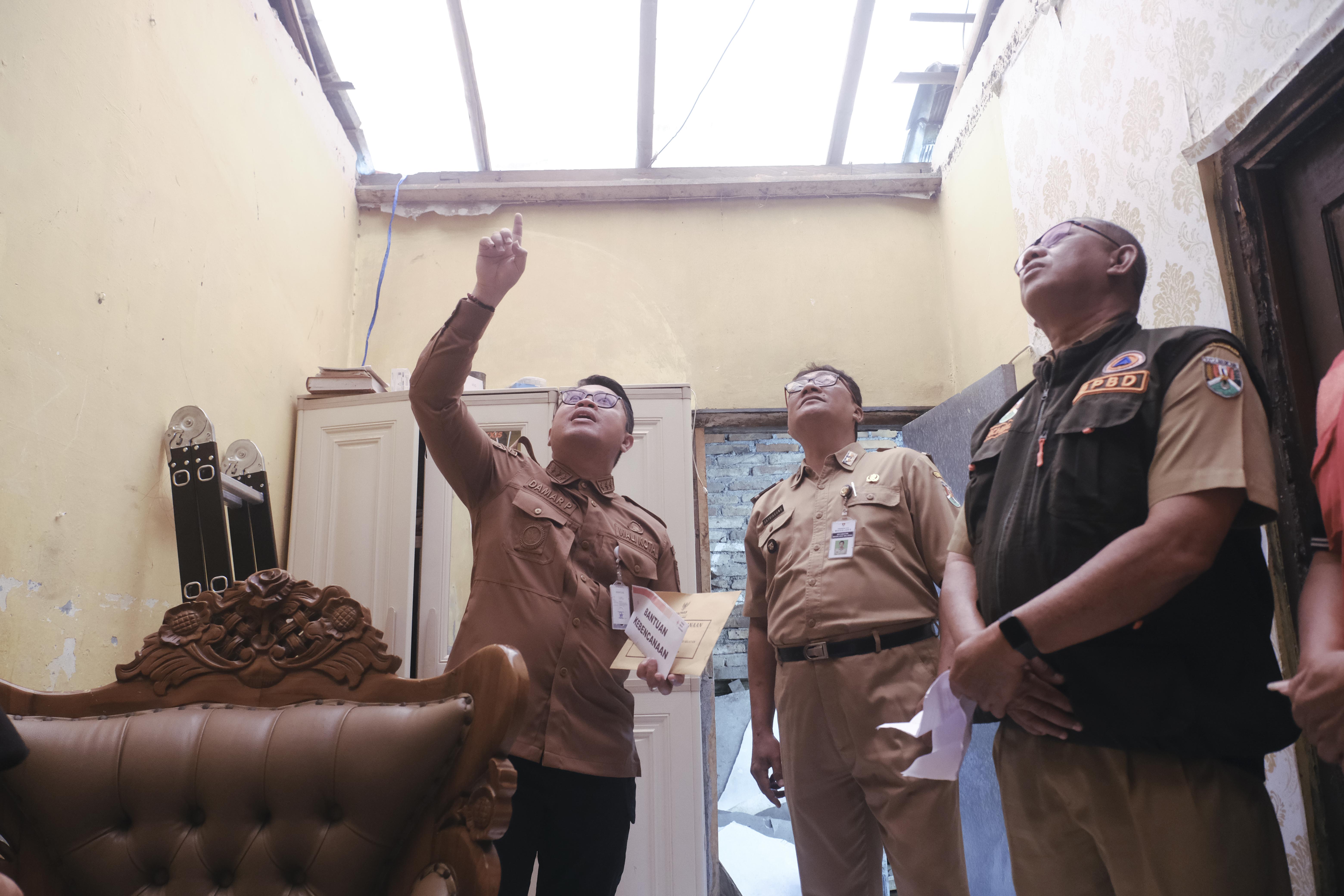 Pemkot bersama BPBD, Baznas, dan PMI saat menyalurkan bantuan kepada warga yang terdampak angin kencang, Selasa (25/11).  &nbsp;