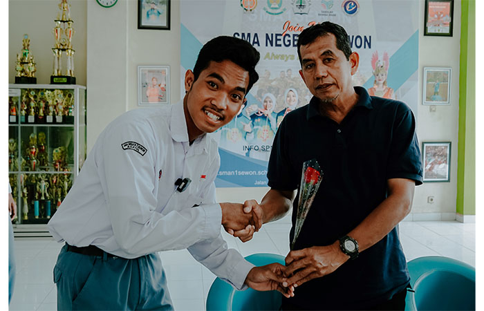 APRESIASI: Pemain gabungan dari PSIM U-18 dan U-20 memberikan apresiasi kepada para gurunya lewat bunga.