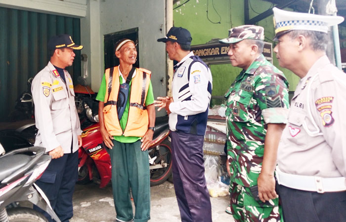 SEKALIGUS PENDATAAN: Penertiban parkir di sekitar Pasar Godean, Selasa (25/11). Petugas mendatangi satu persatu&nbsp; jukir dan menanyakan izinnya.