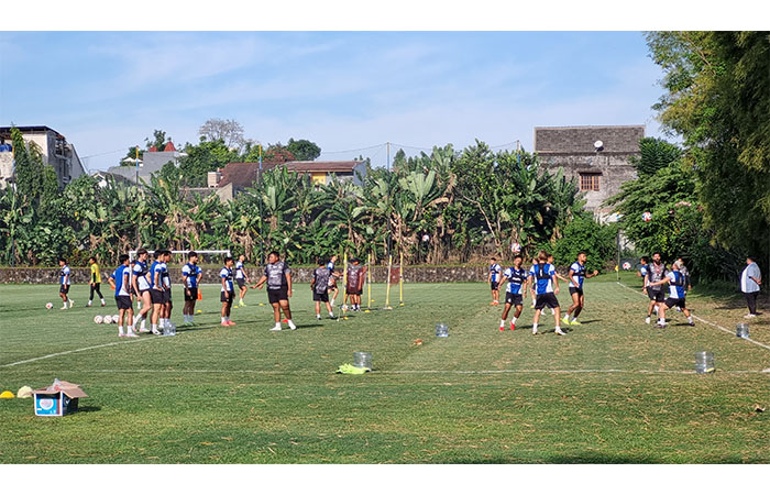 Para pemain PSIM Jogja saat menjalani latihan rutin.