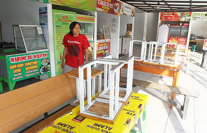 WAS-WAS: Sebagian pedagang tetap beraktivitas meskipun sepi pembeli, di zona pusat jajanan serba ada (pujasera) Pasar Sentul, Kota Jogja,&nbsp;Selasa (25/11/2025).