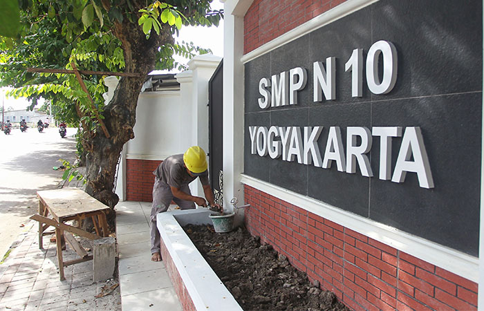 DIRAPIKAN: Pekerja menyelesaikan proses proyek pembangunan di SMP Negeri 10 Kota Jogja, kemarin (25/11).