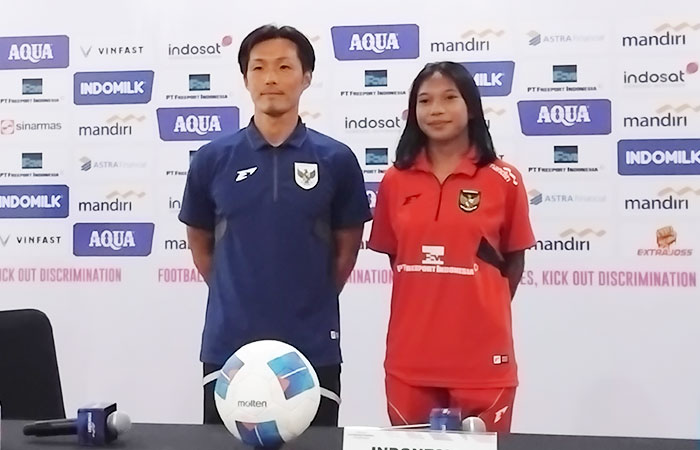 MOTIVASI TINGGI: Pelatih Timnas Putri Indonesia Akira Higashiyama dan salah satu pemain Indonesia saat jumpa pers sebelum pertandingan di MagIS, Selasa (25/11).