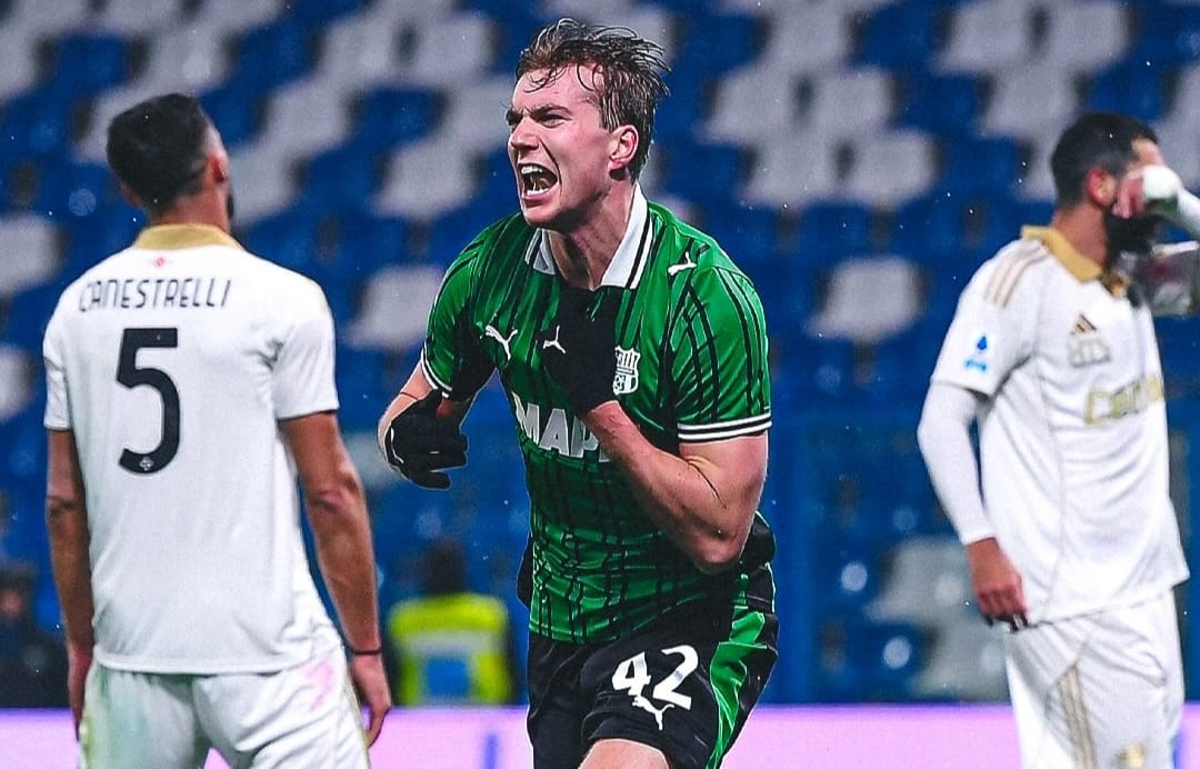 Selebrasi Kristian Thorstvedt setelah mencetak gol penyeimbang Sassuolo atas Pisa di Serie A