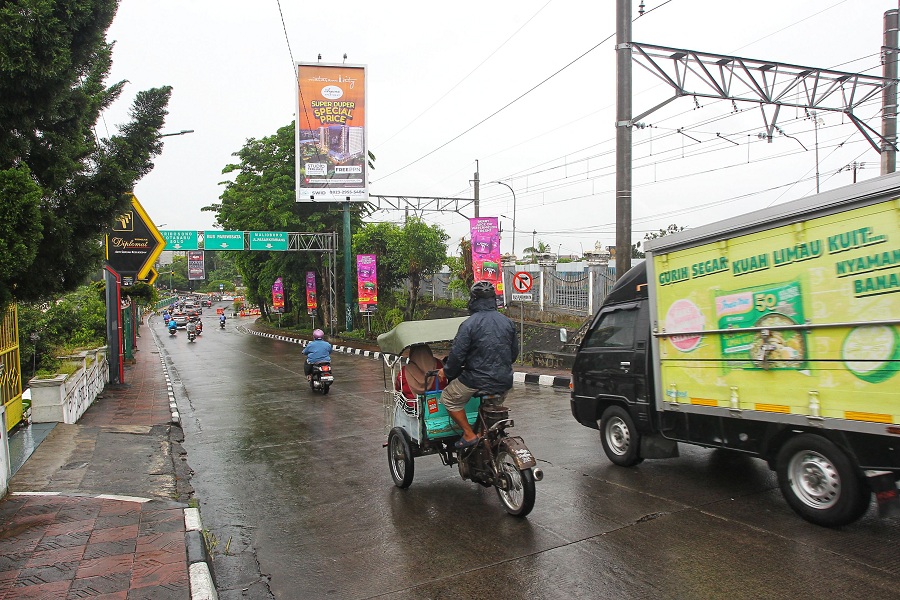 Pengendara melintas di kawasan Kleringan, Kota Jogja, Rabu (26/11/2025).