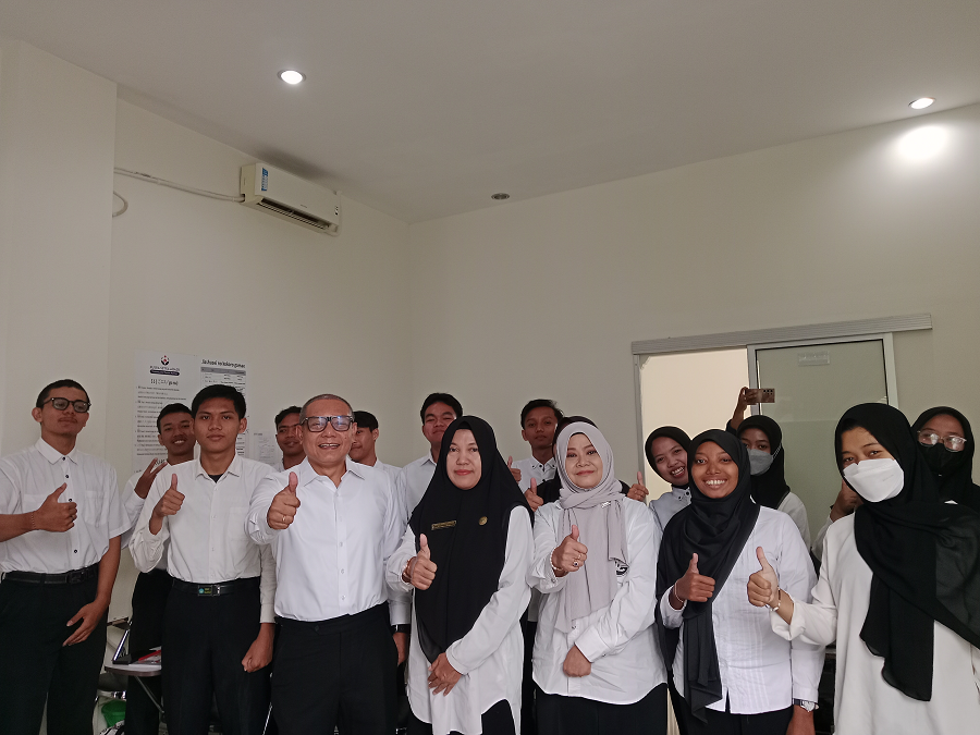 BANYAK PENGALAMAN: Wakil Ketua Komisi D DPRD DIY Anton Prabu Samendawai menyampaikan materi saat pelatihan peningkatan keterampilan kompetensi di LPK PSA Sleman, Rabu (26/11/2025).