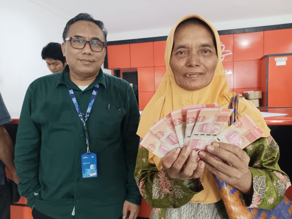 Penerima manfaat menunjukkan uang tunai dari progam Bantuan Langsung Tunai Kesejahteraan Rakyat (BLT Kersra), Rabu (26/11). Bantuan dari pemerintah pusat tersebut disalurkan melalui Kantor Pos Kebumen