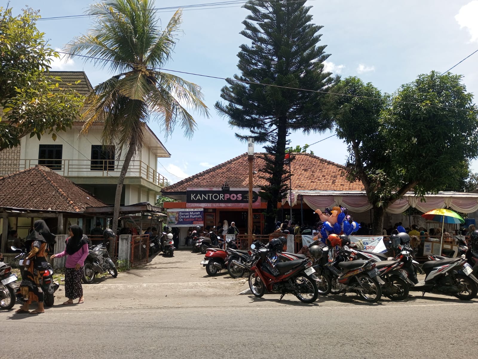 Yusuf Bastiar/Radar Jogja: Kondisi kantor pos di Kapanewon Playen dipadati KPM BLT Kesra pada Rabu (26/11).