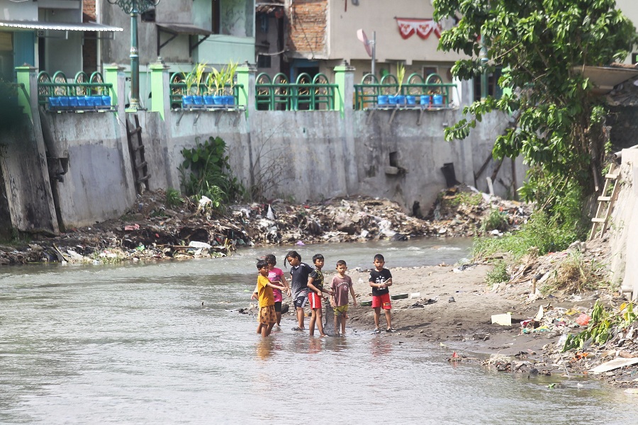 Anak-anak bermain di Sungai Code, kawasan Gondokusuman, Kota Jogja, Rabu (26/11/2025).