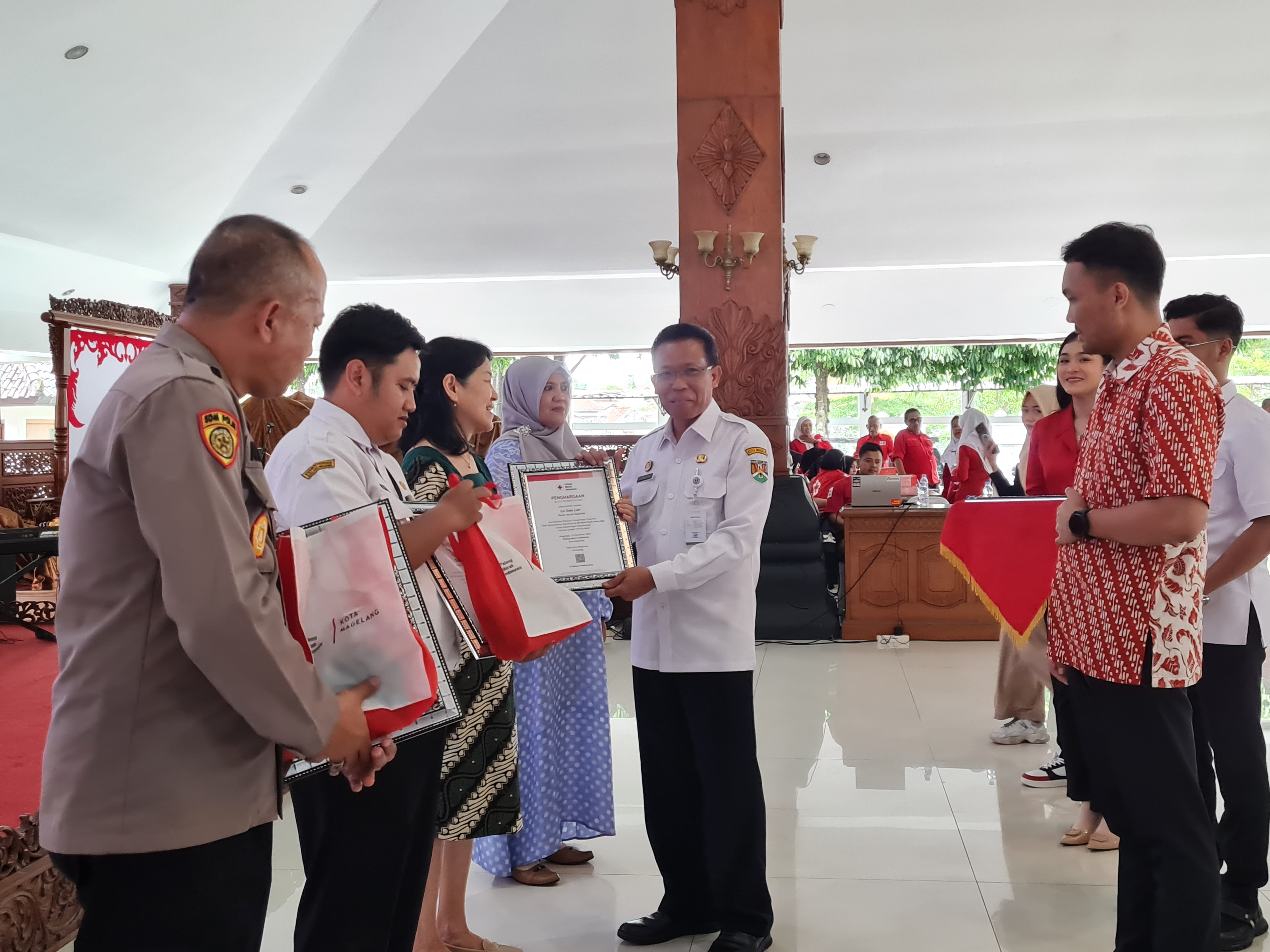 Warga mendapat penghargaan karena telah sukarela menjadi pendonor darah di PMI Kota Magelang.