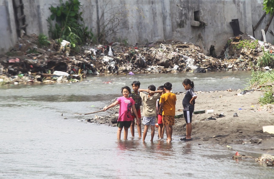 Anak-anak bermain di Sungai Code, kawasan Gondokusuman, Kota Jogja, Rabu  (26/11/2025).