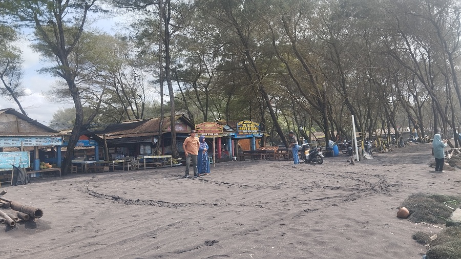 Beberapa warung yang ada di Pantai Baru Bantul.