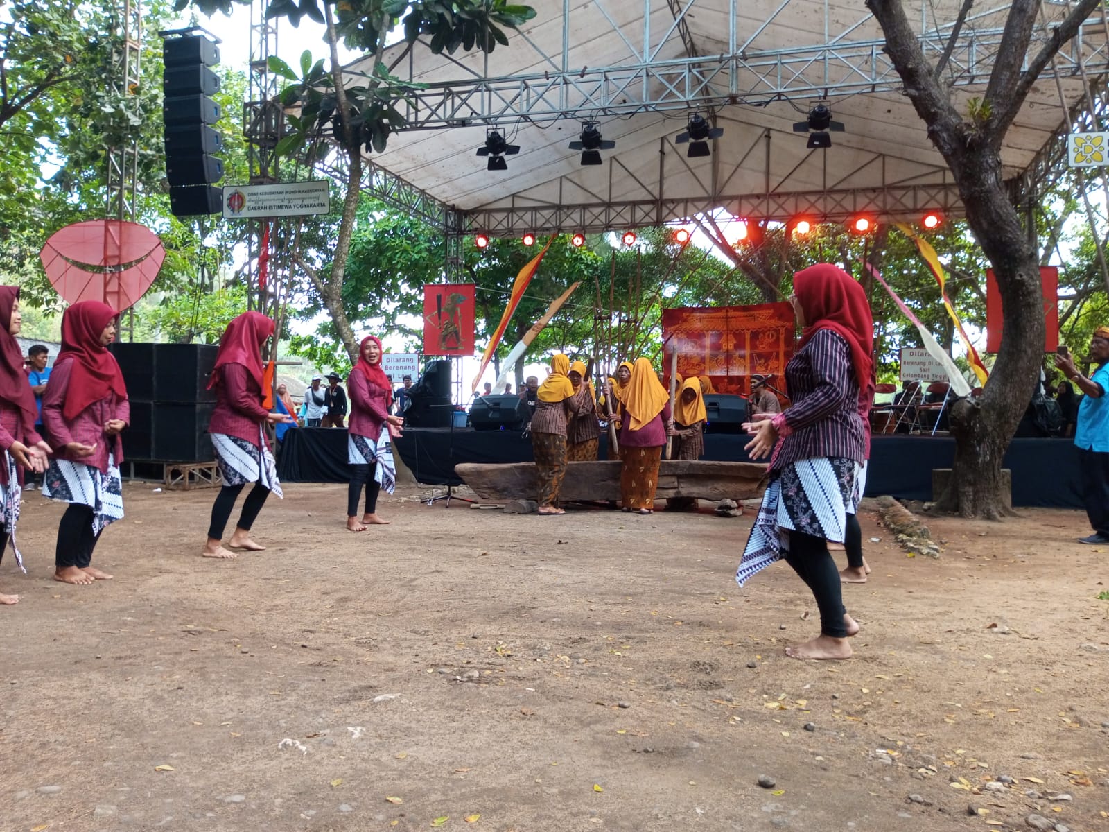 Kelompok Sandiwara dari Kapanewon Tanjungsari sedang mementaskan mocopat di panggung Sandi Swara Forum Kebudayaan Yogyakarta pada Minggu (12/10).