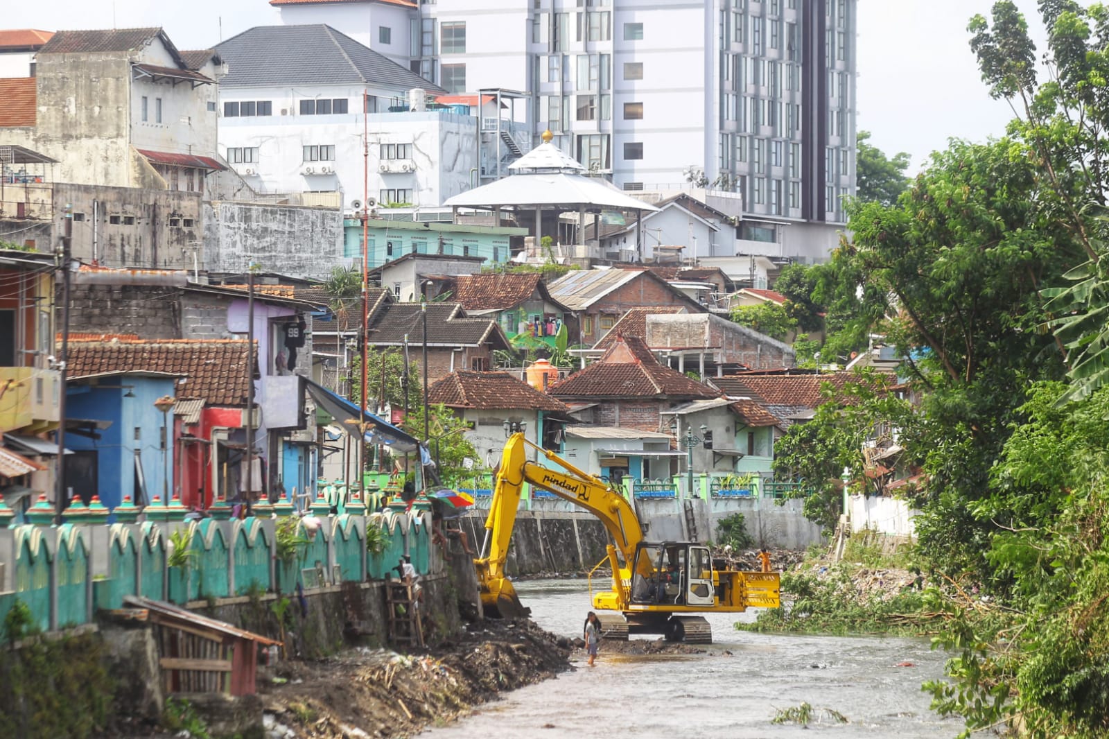 Proses pembersihan sungai di Kota Jogja