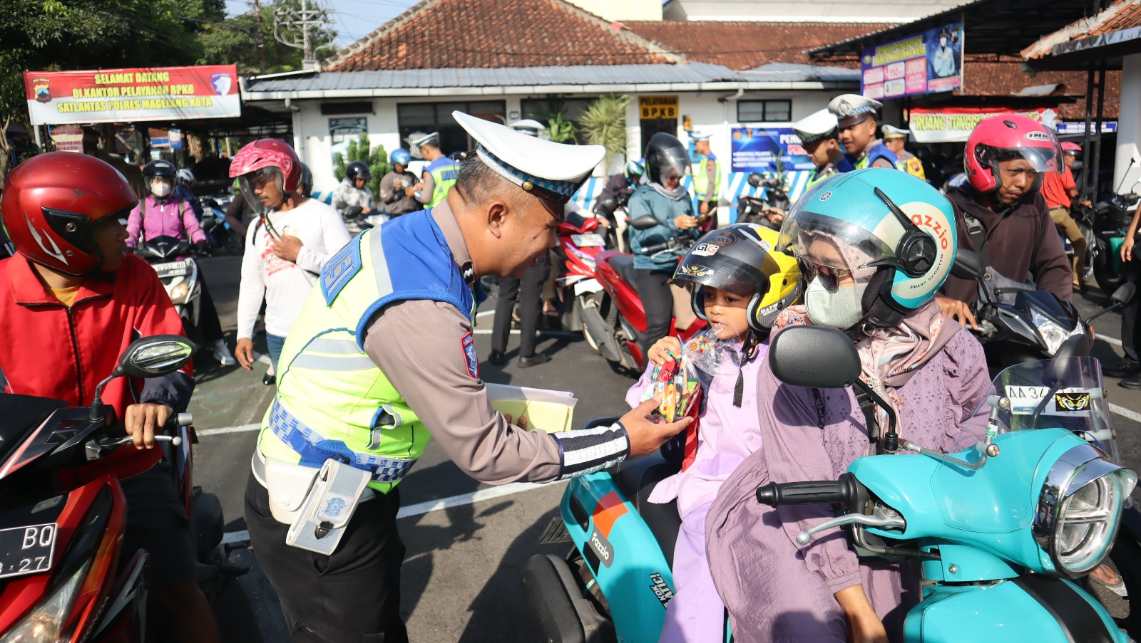Petugas kepolisian melakukan aksi simpatik kepada pengendara selama Operasi Zebra Candi 202