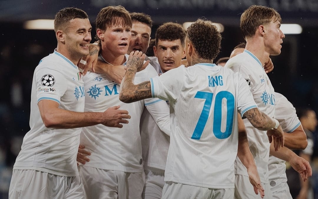 Para pemain Napoli rayakan kemenangan atas Qarabag FK di Liga Champions dalam peringatan lima tahun wafatnya Diego Maradona