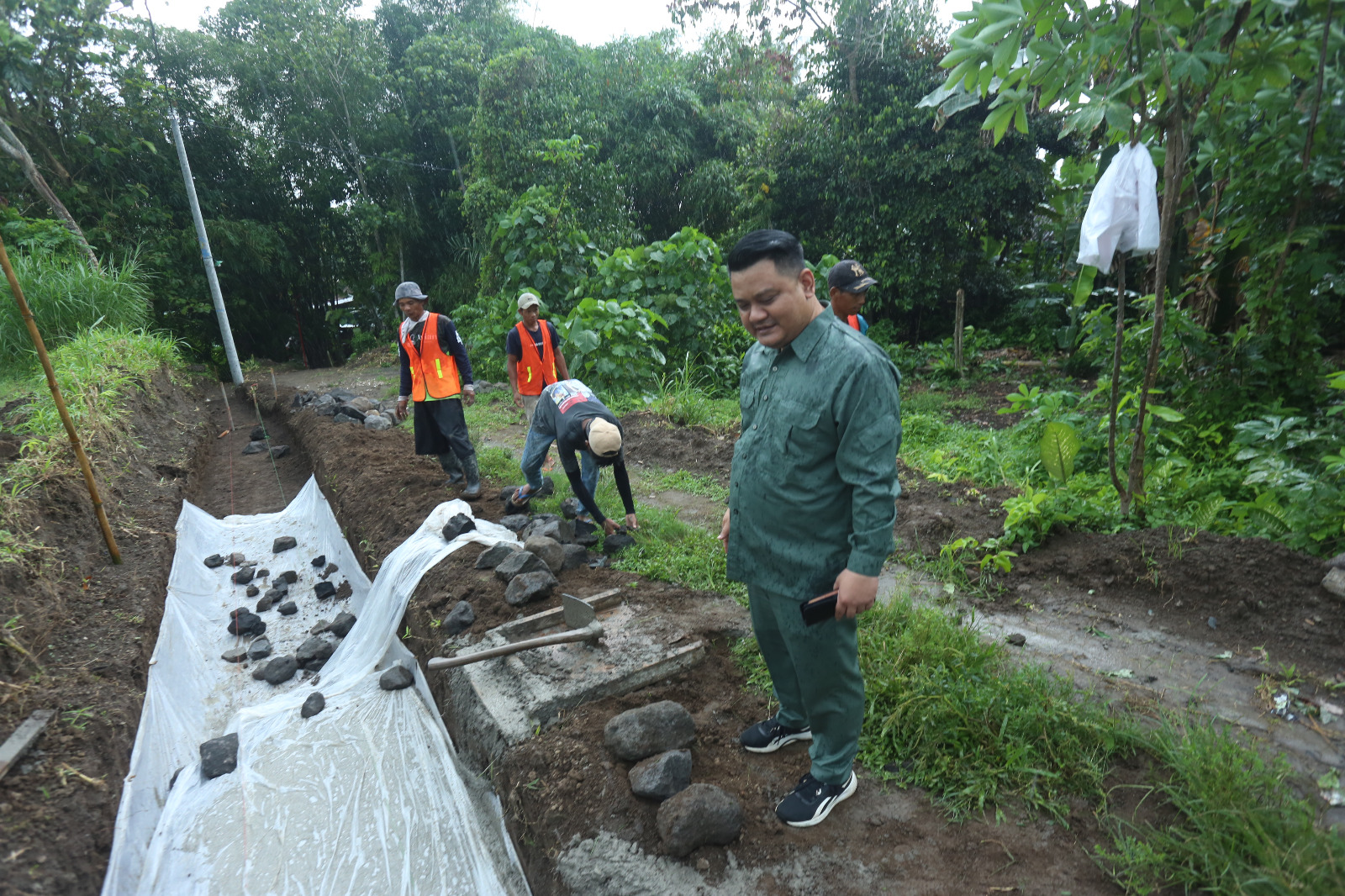 Wakil Ketua Komisi C DPRD Kabupaten Sleman Shodiqul Qiyar saat meninjau pembangunan saluran irigasi sekunder
