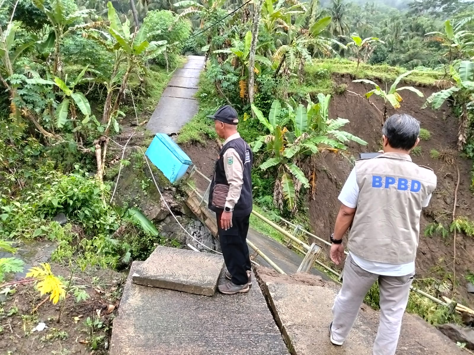 Tim BPBD Kebumen melaulan asesme lanjutan di lokasi tanah bergerak, tepatnya di Padukuhan Semampir, Desa Sampang, Kecamatan Sempor. (Dokumentasi BPBD Kebumen)