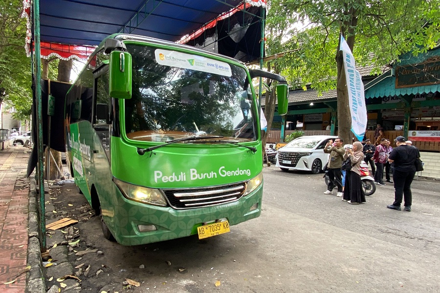Bus peduli jasa gendong diluncurkan sebagai fasilitas gratis untuk antar jemput para buruh gendong di Pasar Beringharjo, Kota Jogja, Kamis (27/11/2025).