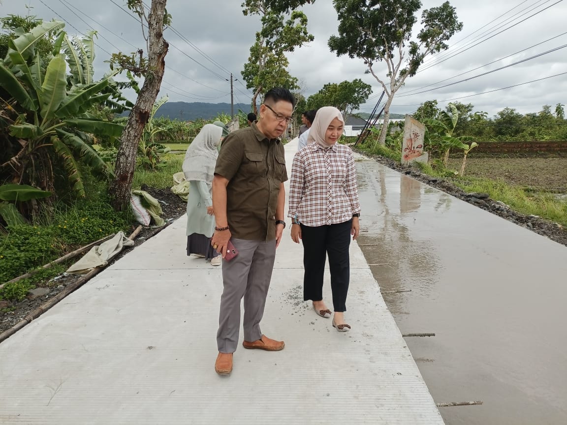 Rombongan Komisi D DPRD Kebumen meninjau langsung sejumlah pekerjaan infrasruktur, Kamis (27/11) sore. Dalam kunjungan lapangan ini anggota dewan meminta agar proyek pembangunan dapat selesai tepat wa