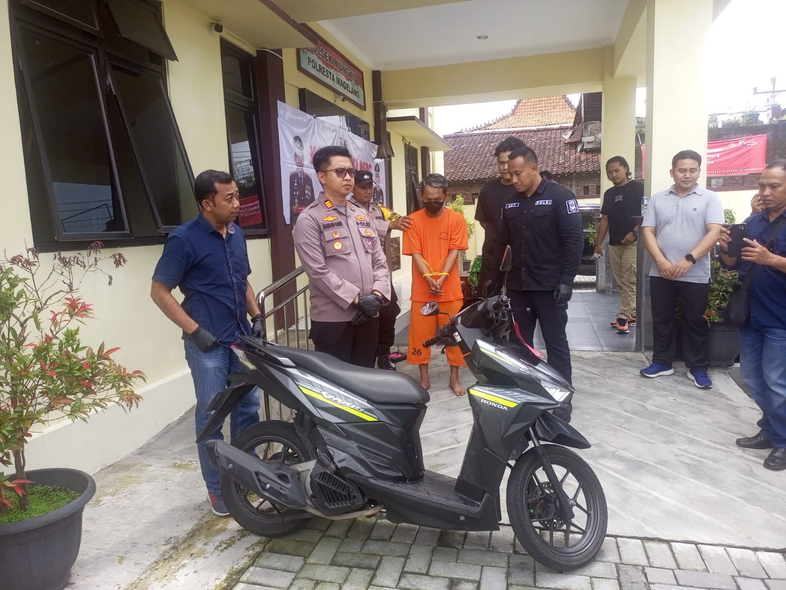 WW berhasil ditangkap polisi setelah mencuri gelang emas di jalan sepi.  &nbsp;
