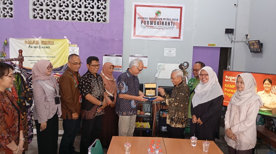 KERJA SAMA:&nbsp;PT. Telkom Indonesia, Dinas Perinkop UKM Kota Jogja, dan pengurus KKMP Purwokinanti saat berfoto bersama, Kamis (27/11/2025).