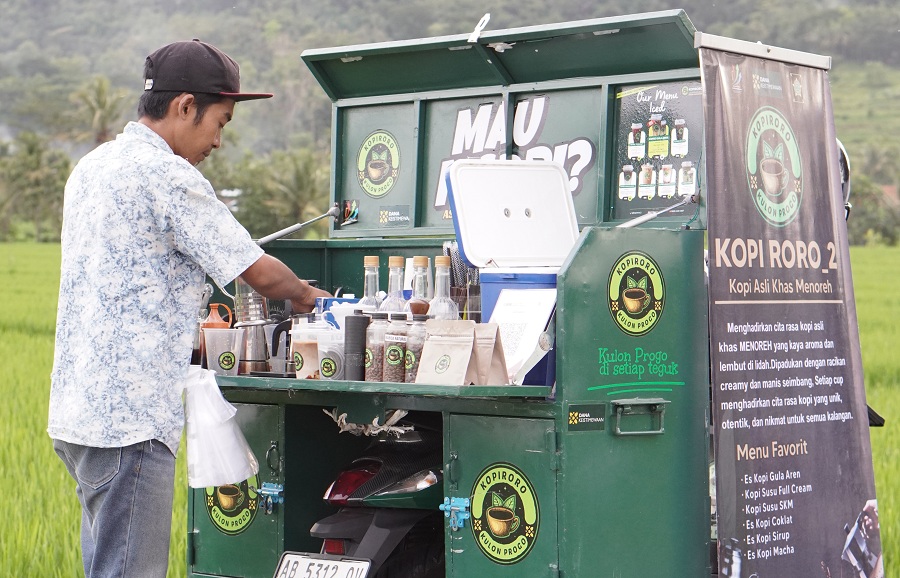 CUKUP BERKEMBANG: Salah satu penjual KOPIRORO&nbsp; memakai motor yang telah dimodifikasi. Kopi asli Kulon Progo ternyata diterima pasar. Khususnya anak-anak muda.