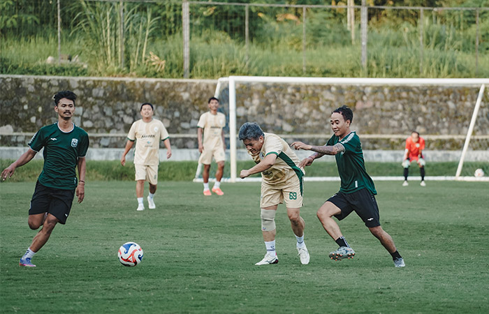 Manajemen tim PSS Sleman saat menjalani pertandingan persahabatan dengan para suporter.