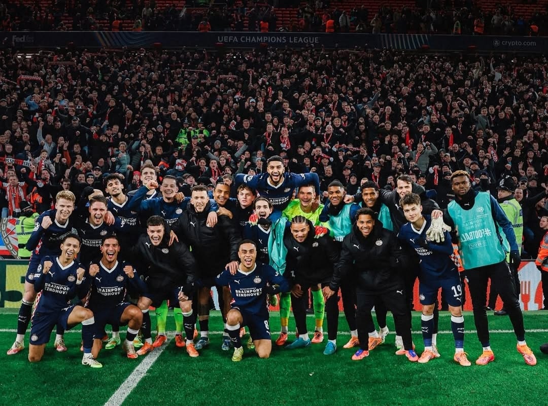 Para pemain PSV Eindhoven rayakan kemenangan atas Liverpool di Anfield dalma lanjutan Liga Champions