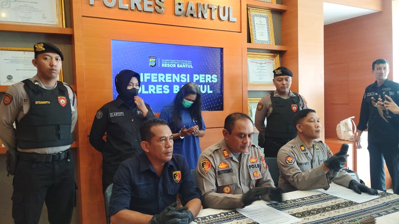 TERTUNDUK: Tersangka penganiayaan anak saat jumpa pers di Polres Bantul Kamis (27/11)