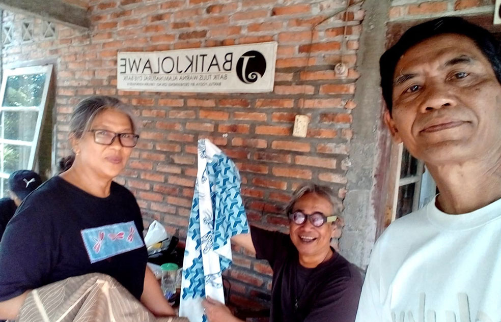 KEKUATAN WARNA: Dedi H Purwadi bersama tamu Batik Jolawe, Butet Kartaredjasa. Paling kiri adalah istrinya, Wineng Endah Winarni.