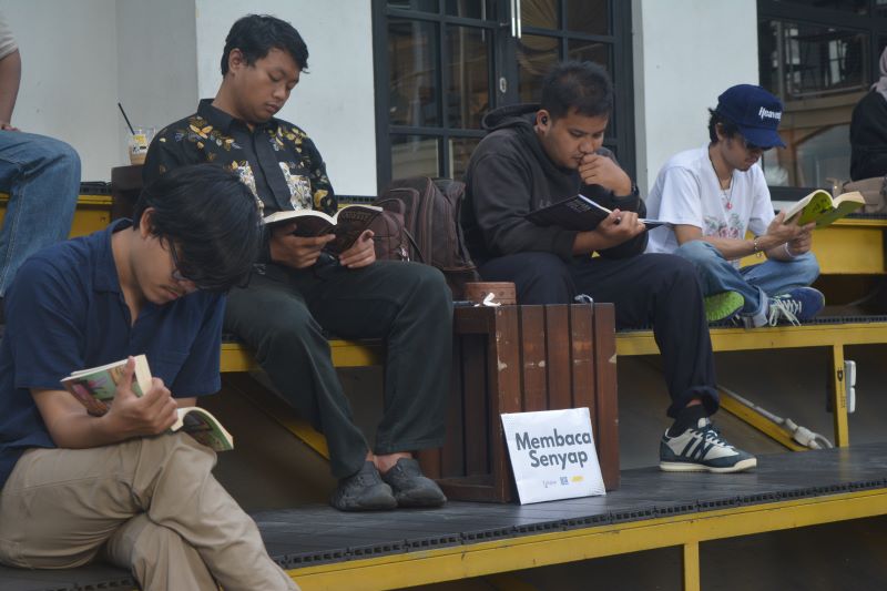 Kegiatan membaca senyap biasa dilakukan di tempat umum, seperti kafe hingga taman.