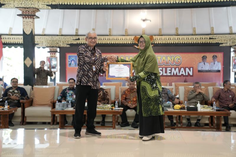 SIMBOLIS: Perwakilan kalurahan saar menerima piagam saat JDIH Award tingkat kalurahan Kamis (27/11).