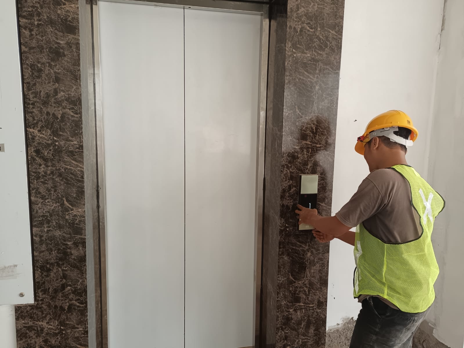 Pekerja sedang mengecek perangkat lift yang terpasang di Gedung GRHA Bhumi Tirta Prajamukti, Jumat (28/11). (M Hafied/Radar Jogja) &nbsp;
