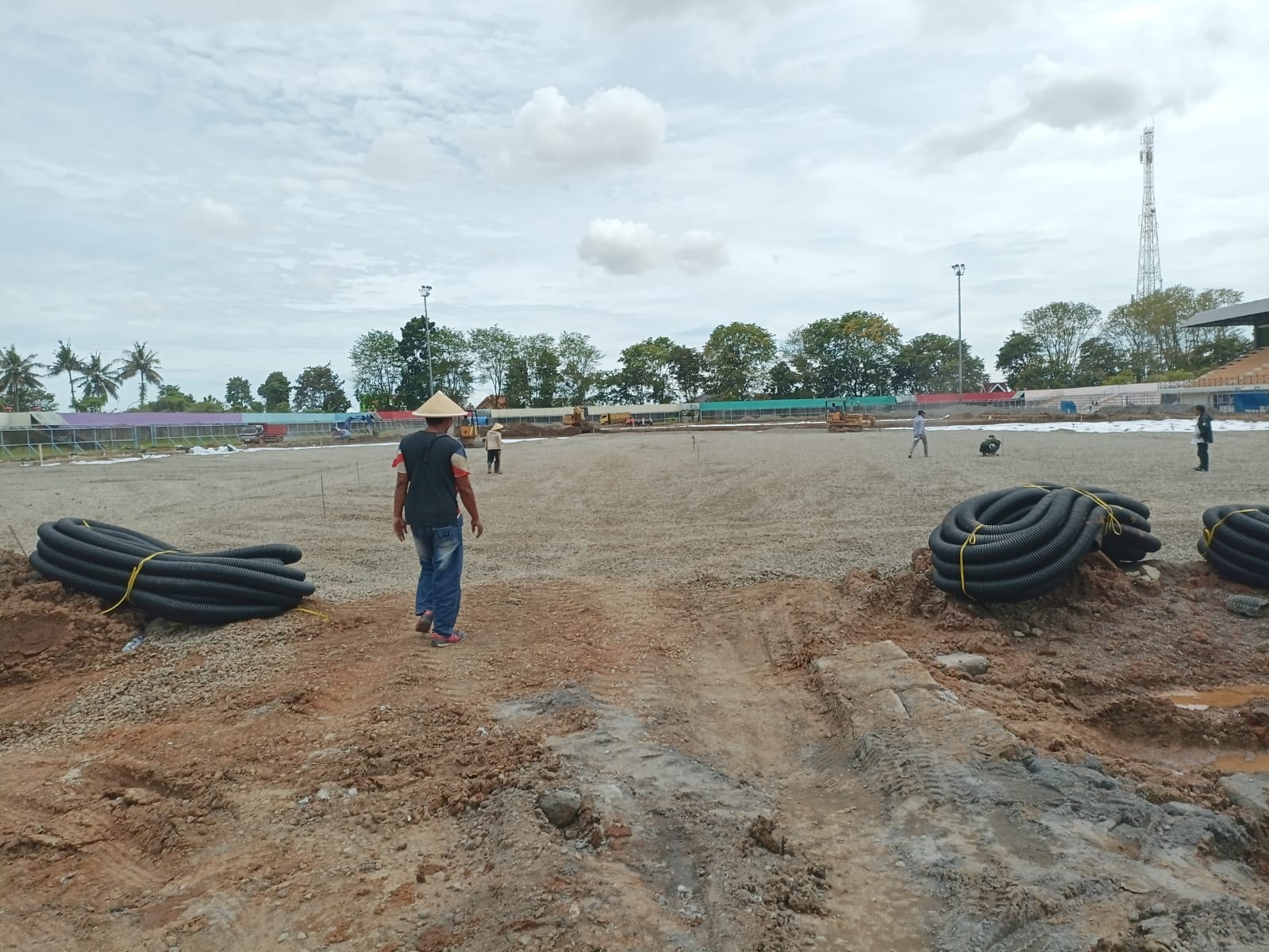 Proses pemeliharaan lapangan Stadion Candradimuka. Recananya lapangan stadion tersebut akan ditanam rumput yang biasa digunakan stadion ternama di Indonesia. (M Hafied/Radar Jogja)  &nbsp;
