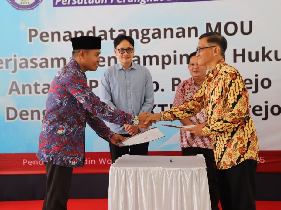 Proses penandataganan kerjasama antara Persatuan Perangkat Desa Indonesia (PPDI) Purworejo dan Lembaga Bantuan Hukum (LBH) Sakti Purworejo. Kerjasama ini memuat poin seperti pendampingan hukum bagi pe