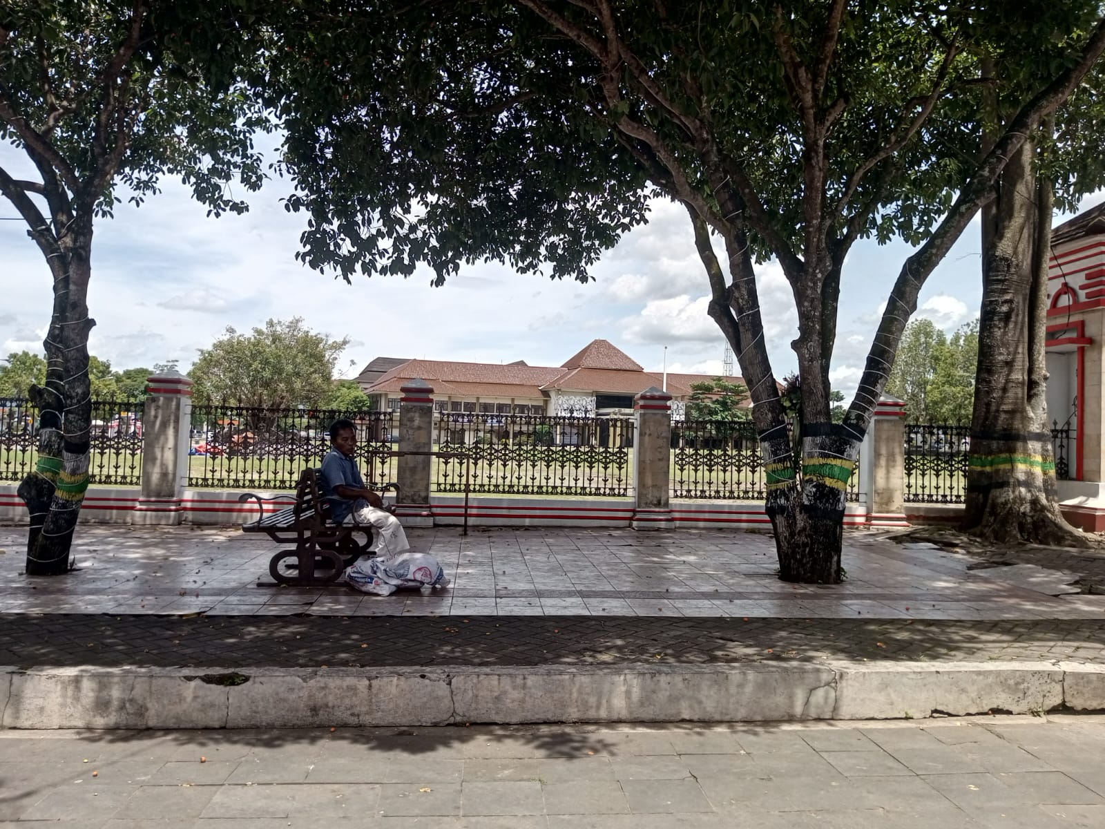 Seorang pemulung sedang istirahat di bahu jalan alun-alun Wonosari pada Jumat sore, (27/11).