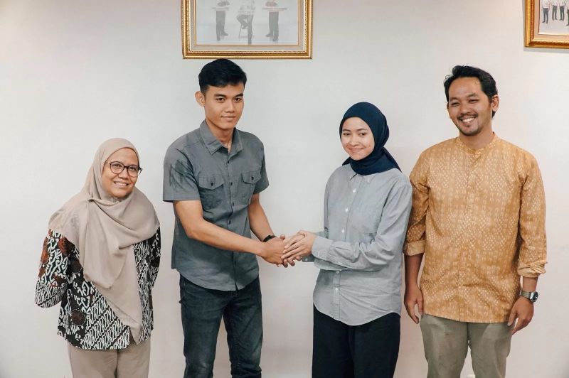 Ilustrasi Petugas front liner KAI Argi Budiansyah dan pasangan suami istri Anita dan Alvin berdamai terkait kasus hilangnya tumbler Tuku di KRL Commuter Line, Kamis (27/11/2025) malam.