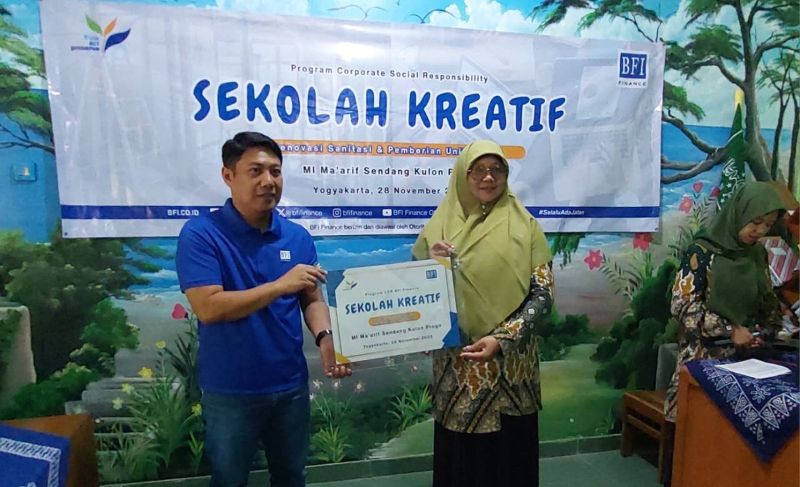 BANTUAN: Budi Ariyanto secara simbolis menyerahkan bantuan ke Kepala MI Ma