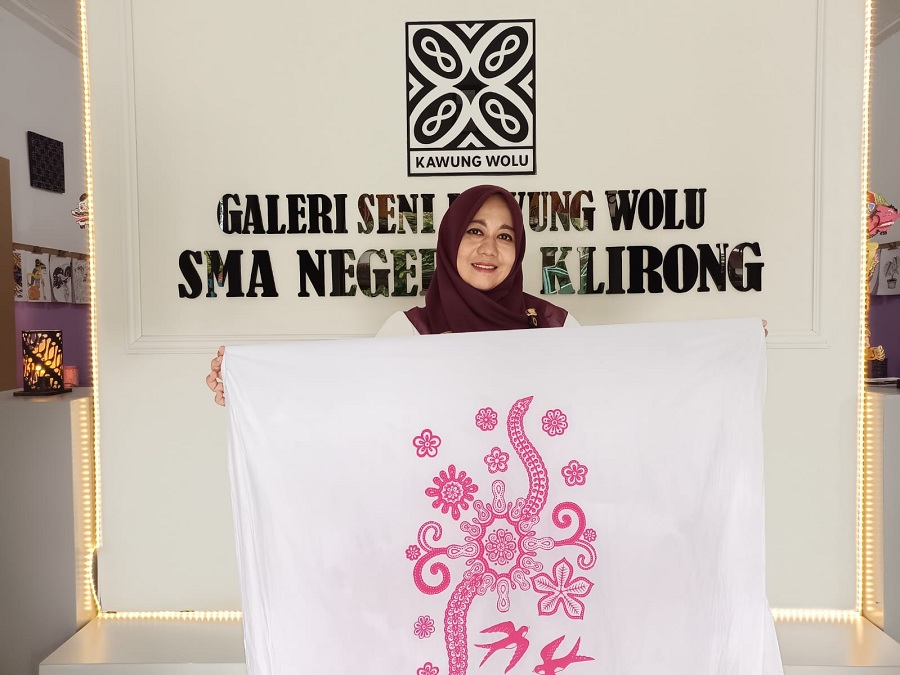 SEBUAH KARYA : Kepala SMA Negeri 1 Klirong Elok Nur Faiqoh menunjukkan motif batik yang digunakan untuk seragam identitas seluruh siswa.